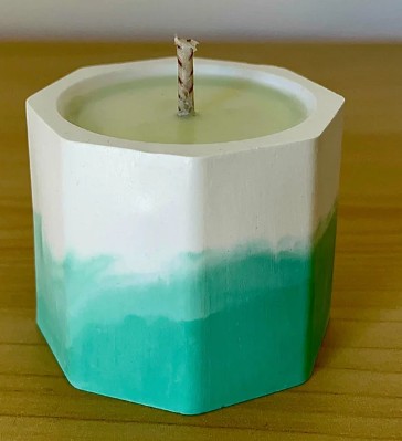 
Ideal para comenzar tus mañanas con un aroma fresco y revitalizante. Té verde y pepino.
Peso y medidas
✔Peso total: 175g.✔Dimensiones: 5,5cm Largo / 5,5cm Ancho / 4,5cm Alto
Tiempo de duración
La vela tiene una duración total aproximada de 18-22 horas de quemado, dependiendo del uso y condiciones.
Fabricación artesanal y ecológica
✨ Tanto la vela como el recipiente han sido elaborados a mano (con amor y respeto por el planeta :)
✔Cera de soja 100% vegetal. ✔Recipiente de resina ecológica, reutilizable y único en cada pieza.✔Notas olfativas: Altas: Limón, pomelo / Corazón: Té verde, pepino / Base: Madera de cedro, almizcle.
📦 Envío rápido
Recíbela en 48-72h.

 