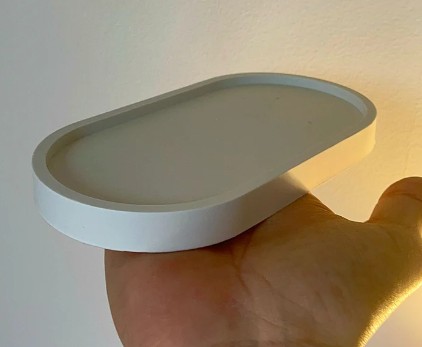 
Pieza decorativa, elegante y minimalista. Perfecta para utilizar como: base para velas, posavasos, organizar pequeños objetos o, simplemente, para decorar cualquier espacio.
Medidas y pesos
✔ Largo: 18cm / Ancho: 9.4cm / Alto: 1.5cm✔ Peso total: 260g
Características 
✔ Diseñada y fabricada a mano en España.✔ Materiales: Resina ecológica, sostenible y libre de tóxicos. ✔Diseño: Color blanco y forma ovalada.✔ Al ser una pieza artesanal pueden existir pequeñas variaciones en el acabado, lo que la hace única.
📦 Envío rápido
Recíbela en 48-72h .

 