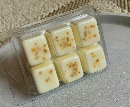 ✔Características:-100% aceites esenciales.-Cera de soja 100% natural y vegetal. -Diseñada y fabricada a mano en España.-Duración de quemado: 30-40 horas.-Intensidad: alta.
✔ Notas olfativas:
Mezcla de aceites esenciales: naranja dulce, fresh cotton, cleen air, bergamota y lemon grass
✔ Peso y medidas:
-Peso total: 90g.-Dimensiones: 7,5cm Largo / 5,5cm Ancho / 3cm Alto
 ✔ Modo de uso
-Coloca un trozo en un quemador de cerámica o eléctrico.-Deja que se derrita y disfruta de su aroma.-Puedes reutilizarlo varias veces hasta que pierda su fragancia.
📦 Envío rápido
Disfrútalas en 48-72h.