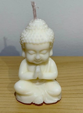 
Un símbolo de calma y bienestar. La vela Buda Zen es una pieza decorativa que evoca tranquilidad y armonía. Su diseño, inspirado en la calma del budismo, la convierte en un símbolo perfecto de relajación y espiritualidad.
Peso y medidas
✔ Peso total: 22g✔ Dimensiones: 4cm Largo / 3cm Ancho / 6cm Alto
Fabricación artesanal y ecológica
✔ Cera de soja 100% vegetal, de combustión limpia y sostenible.✔ Sin fragancias ni aditivos.
Recomendaciones y cuidados
✔ Mantenla en un lugar fresco y seco, evitando la exposición directa al sol o fuentes de calor, ya que la cera puede reblandecerse o deformarse.✔ Límpiala suavemente con un paño seco y suave o una brocha de cerdas finas para eliminar el polvo.✔ Evita golpes o caídas. Al ser una vela decorativa, su diseño puede ser delicado. Colócala en una superficie estable y protegida.✔ Si decides encenderla, colócala sobre un soporte apto para calor. Debido a su forma, la vela podría no derretirse de manera uniforme. Usa un plato o base resistente al calor para evitar derrames.✔ No la dejes encendida sin supervisión y mantenla alejada de cortinas o materiales inflamables.
📦 Envío rápido
Recíbela en 48-72h.

 