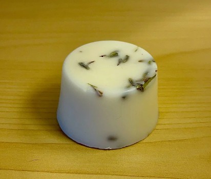 
Melts aromáticos
Descubre la experiencia sensorial de nuestros melts de cera de soja con esencias seleccionadas para transformar cualquier espacio. Perfectos para utilizar en quemadores, su fragancia se libera de manera intensa y duradera sin necesidad de mecha.
Fragancias disponibles:
✔ LavandaCon aceite esencial de lavanda 100% puro, natural, ecológico, libre de crueldad animal, vegano y terapéutico. 
✔ Café ParisNotas olfativas: Altas: Café / Corazón: Caramelo, vainilla / Base: Madera de cedro, especias.
✔ Amanecer ZenNotas olfativas: Altas: Limón, pomelo / Corazón: Té verde, pepino / Base: Madera de cedro, almizcle.
Peso y medidas
✔ Peso total: 30g✔ Dimensiones: 4cm Largo / 4cm Ancho / 2.4cm Alto
Fabricación artesanal y ecológica
✔ Cera de soja 100% vegetal, de combustión limpia y sostenible.✔ Sin parafina ni aditivos artificiales.✔ Vegano y libre de crueldad animal.
 Modo de uso
✔ Coloca un trozo en un quemador de cerámica o eléctrico.✔ Deja que se derrita y disfruta de su aroma.✔ Puedes reutilizarlo varias veces hasta que pierda su fragancia.
📦 Envío rápido
Recíbelo en 48-72h.

 