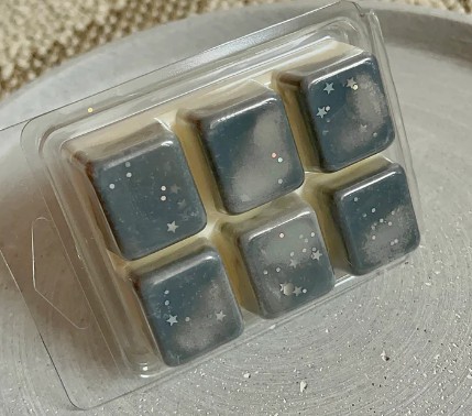 
✔Características:-100% aceites esenciales.-Cera de soja 100% natural y vegetal. -Diseñada y fabricada a mano en España.-Duración de quemado: 30-40 horas.-Intensidad: alta.
✔ Notas olfativas:
Mezcla de aceites esenciales: jazmín, azahar, lima, clean air, lemon grass, yuzu, fresh cotton
✔ Peso y medidas:
-Peso total: 90g.-Dimensiones: 7,5cm Largo / 5,5cm Ancho / 3cm Alto
 ✔ Modo de uso
-Coloca un trozo en un quemador de cerámica o eléctrico.-Deja que se derrita y disfruta de su aroma.-Puedes reutilizarlo varias veces hasta que pierda su fragancia.
📦 Envío rápido
Disfrútalas en 48-72h.

 
