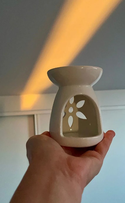 
Quemador para Wax Melts y aceites esenciales. Disfruta de los aromas como más te guste, tu elijes la intensidad! :) 
Medidas y pesos
✔ Largo: 7cm / Ancho: 7cm / Alto: 9cm✔ Peso total: 210g
Características 
✔ Materiales: Cerámica. ✔Diseño: Color blanco con diseño de flores .
📦 Envío rápido
Recíbela en 48-72h .

 