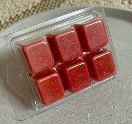 ✔Características:-100% aceites esenciales.-Cera de soja 100% natural y vegetal. -Diseñada y fabricada a mano en España.-Duración de quemado: 30-40 horas.-Intensidad: media.
✔ Notas olfativas:
Mezcla de aceites esenciales: rosas y cherry blossom
✔ Peso y medidas:
-Peso total: 90g.-Dimensiones: 7,5cm Largo / 5,5cm Ancho / 3cm Alto
 ✔ Modo de uso
-Coloca un trozo en un quemador de cerámica o eléctrico.-Deja que se derrita y disfruta de su aroma.-Puedes reutilizarlo varias veces hasta que pierda su fragancia.
📦 Envío rápido
Disfrútalas en 48-72h.
