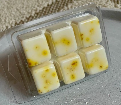 ✔Características:-100% aceites esenciales.-Cera de soja 100% natural y vegetal. -Diseñada y fabricada a mano en España.-Duración de quemado: 30-40 horas.-Intensidad: alta.
✔ Notas olfativas:
Mezcla de aceites esenciales: limón, grapefruit, yuzu, lima y bergamota.
✔ Peso y medidas:
-Peso total: 90g.-Dimensiones: 7,5cm Largo / 5,5cm Ancho / 3cm Alto
 ✔ Modo de uso
-Coloca un trozo en un quemador de cerámica o eléctrico.-Deja que se derrita y disfruta de su aroma.-Puedes reutilizarlo varias veces hasta que pierda su fragancia.
📦 Envío rápido
Disfrútalas en 48-72h.