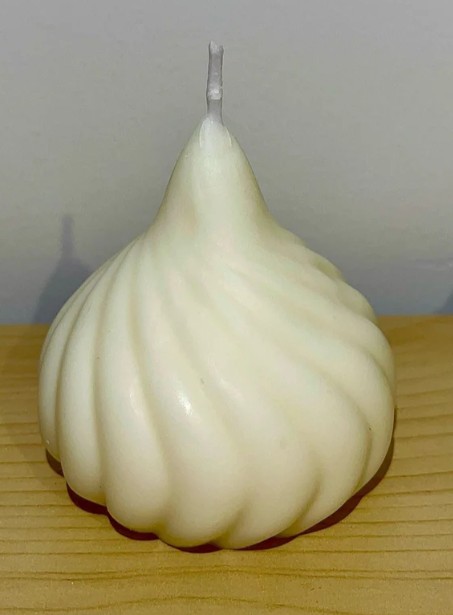 
Una vela que combina minimalismo y modernidad con un diseño en forma de espiral. Su silueta la convierte en una pieza decorativa perfecta para cualquier rincón.
Peso y medidas
✔ Peso total: 105g✔ Dimensiones: 7cm Largo / 7cm Ancho / 7cm Alto
Fabricación artesanal y ecológica
✔ Cera de soja 100% vegetal, de combustión limpia y sostenible.✔ Sin fragancias ni aditivos.
Recomendaciones y cuidados
✔ Mantenla en un lugar fresco y seco, evitando la exposición directa al sol o fuentes de calor, ya que la cera puede reblandecerse o deformarse.✔ Límpiala suavemente con un paño seco y suave o una brocha de cerdas finas para eliminar el polvo.✔ Evita golpes o caídas. Al ser una vela decorativa, su diseño puede ser delicado. Colócala en una superficie estable y protegida.✔ Si decides encenderla, colócala sobre un soporte apto para calor. Debido a su forma, la vela podría no derretirse de manera uniforme. Usa un plato o base resistente al calor para evitar derrames.✔ No la dejes encendida sin supervisión y mantenla alejada de cortinas o materiales inflamables.
📦 Envío rápido
Recíbela en 48-72h.

 