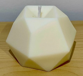 
Una vela con formas geométricas poliédricas que la convierte en una pieza decorativa inusual perfecta para dar un toque diferente a cualquier ambiente.
Peso y medidas
✔ Peso total: 85g✔ Dimensiones: 7cm Largo / 7cm Ancho / 5cm Alto
Fabricación artesanal y ecológica
✔ Cera de soja 100% vegetal, de combustión limpia y sostenible.✔ Sin fragancias ni aditivos.
Recomendaciones y cuidados
✔ Mantenla en un lugar fresco y seco, evitando la exposición directa al sol o fuentes de calor, ya que la cera puede reblandecerse o deformarse.✔ Límpiala suavemente con un paño seco y suave o una brocha de cerdas finas para eliminar el polvo.✔ Evita golpes o caídas. Al ser una vela decorativa, su diseño puede ser delicado. Colócala en una superficie estable y protegida.✔ Si decides encenderla, colócala sobre un soporte apto para calor. Debido a su forma, la vela podría no derretirse de manera uniforme. Usa un plato o base resistente al calor para evitar derrames.✔ No la dejes encendida sin supervisión y mantenla alejada de cortinas o materiales inflamables.
📦 Envío rápido
Recíbela en 48-72h

 
