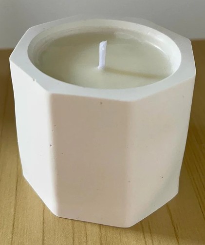 
Una vela diseñada para quienes buscan la calidez de la luz en su forma más natural. Sin fragancias ni aditivos.
Peso y medidas
✔Peso total: 175g.✔ Dimensiones: 5,5cm Largo / 5,5cm Ancho / 4,5cm Alto
Tiempo de duración
La vela tiene una duración total aproximada de 18-22 horas de quemado, dependiendo del uso y condiciones.
Fabricación artesanal y ecológica
✨ Tanto la vela como el recipiente han sido elaborados a mano (con amor y respeto por el planeta :)
✔ Cera de soja 100% vegetal.✔ Recipiente de resina ecológica, reutilizable y único en cada pieza. 
📦 Envío rápido
Recíbela en 48-72h.

 