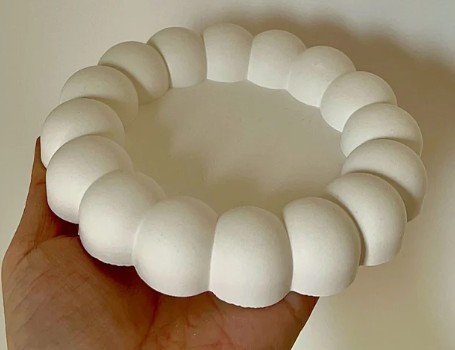 
Pieza decorativa, elegante y minimalista. Perfecta para utilizar como: base para velas, posavasos, organizar pequeños objetos o, simplemente, para decorar cualquier espacio.
Medidas y pesos
✔ Diámetro: 7cm✔ Largo: 13cm / Ancho: 13cm / Alto: 2.5cm ✔ Peso total: 230g
Características
✔ Diseñada y fabricada a mano en España.✔ Material: Resina ecológica, sostenible y libre de tóxicos.✔ Diseño: Color blanco, base pequeña con burbujas grandes.✔ Al ser una pieza artesanal pueden existir pequeñas variaciones en el acabado, lo que la hace única.
📦 Envío rápido
Recíbela en 48-72h .
📌 Nota: Los objetos mostrados en las imágenes dentro de la bandeja son solo de muestra y no están incluidos en la venta. Se han utilizado únicamente como referencia para visualizar su uso decorativo.

 