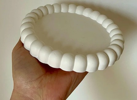 Pieza decorativa, elegante y minimalista. Perfecta para utilizar como: base para velas, posavasos, organizar pequeños objetos o, simplemente, para decorar cualquier espacio. 
Medidas y pesos
✔ Diámetro: 9.5cm✔ Largo: 13cm / Ancho: 13cm / Alto: 1.5cm✔ Peso total: 150g
Características
✔ Diseñada y fabricada a mano en España.✔ Material: Resina ecológica, sostenible y libre de tóxicos.✔ Diseño: Color blanco, base grande con burbujas pequeñas.✔ Al ser una pieza artesanal pueden existir pequeñas variaciones en el acabado, lo que la hace única.
📦 Envío rápido
Recíbela en 48-72h .
📌 Nota: Los objetos mostrados en las imágenes dentro de la bandeja son solo de muestra y no están incluidos en la venta. Se han utilizado únicamente como referencia para visualizar su uso decorativo.