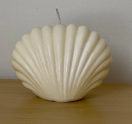 
Inspirada en la belleza del océano, esta vela con forma de concha es perfecta para decorar cualquier espacio con un toque delicado, creando un espacio mediterráneo y relajante.
Peso y medidas
✔Peso total: 140g.✔ Dimensiones: 10cm de largo / 4,5cm de ancho / 8cm de alto.
Fabricación artesanal y ecológica
✔ Cera de soja 100% vegetal, de combustión limpia y sostenible.✔ Sin fragancias ni aditivos.
Recomendaciones y cuidados
✔ Mantenla en un lugar fresco y seco, evita la exposición directa al sol o fuentes de calor, ya que la cera puede reblandecerse o deformarse.
✔ Límpiala suavemente para quitar el polvo o restos de suciedad, usa un paño seco y suave o una brocha de cerdas finas.
✔Evita golpes o caídas. Al ser una vela decorativa, su diseño puede ser delicado. Colócala en una superficie estable y protegida.
✔ Si decide encenderla, colócala sobre un soporte apto para calor. Debido a su forma, la vela podría no retirarse de manera uniforme. Utilice un plato o base resistente al calor para evitar derrames.
✔ No la dejes encendidos sin supervisión y mantenla alejada de cortinas o materiales inflamables.
📦 Envío rápido
Recíbela en 48-72h.

 