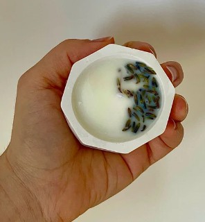 
Sumérgete en la calma con nuestra vela aromática de lavanda. Elaborada con aceite esencial de lavanda 100% puro y natural. Gracias a las propiedades terapéuticas de la lavanda crea un ambiente que favorece la relajación, la meditación y el descanso.
Peso y medidas
✔Peso total: 175g.✔Dimensiones: 5,5cm Largo / 5,5cm Ancho / 4,5cm Alto
Tiempo de duración
La vela tiene una duración total aproximada de 18-22 horas de quemado, dependiendo del uso y condiciones.
Fabricación artesanal y ecológica
✨ Tanto la vela como el recipiente han sido elaborados a mano (con amor y respeto por el planeta :)
✔Cera de soja 100% vegetal. ✔Recipiente de resina ecológica, reutilizable y único en cada pieza.✔Con aceite esencial de lavanda 100% puro, natural, ecológico, libre de crueldad animal, vegano y terapéutico.
📦 Envío rápido
Recíbela en 48-72h.

 
